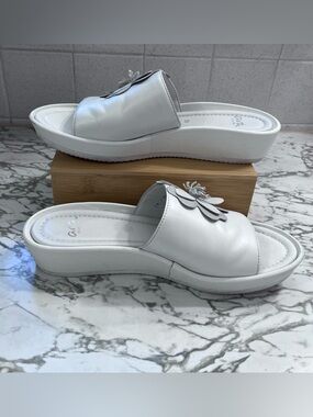 Ara White Slide Sandals with Floral Appliqué. Size 39